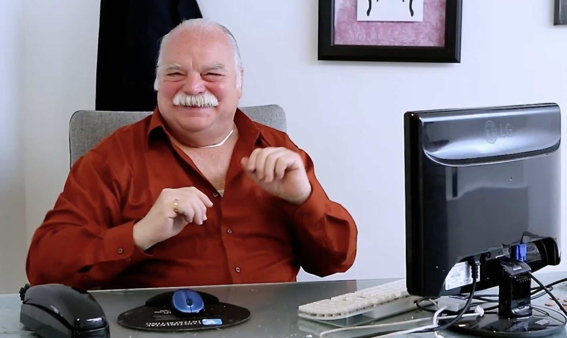 Causa da morte de Richard Riehle, ator de 'Como enlouquecer seu chefe', é revelada
