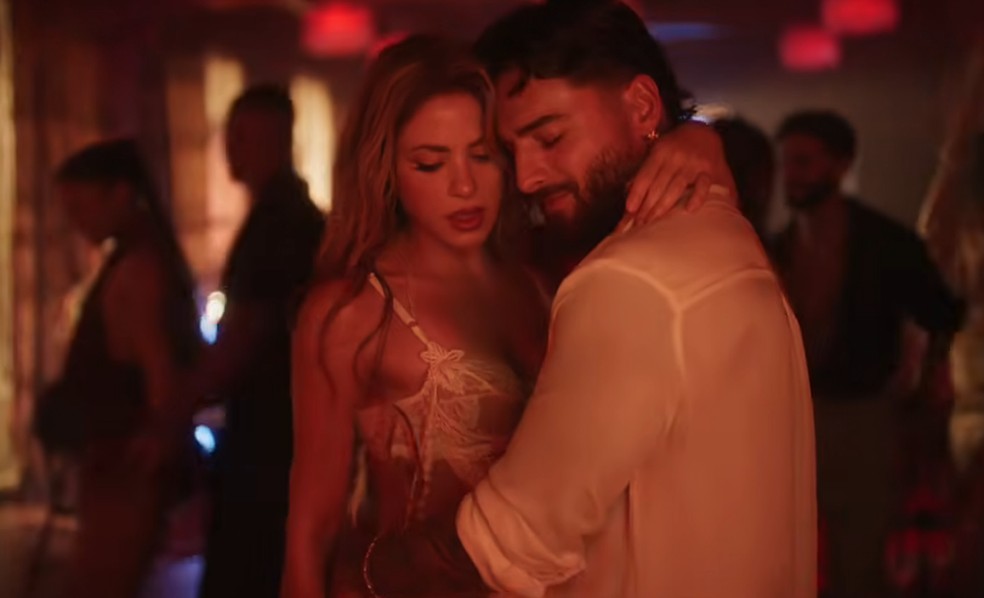 Shakira e Maluma no clipe de 'Agua', quarto feat. da dupla — Foto: Divulgação