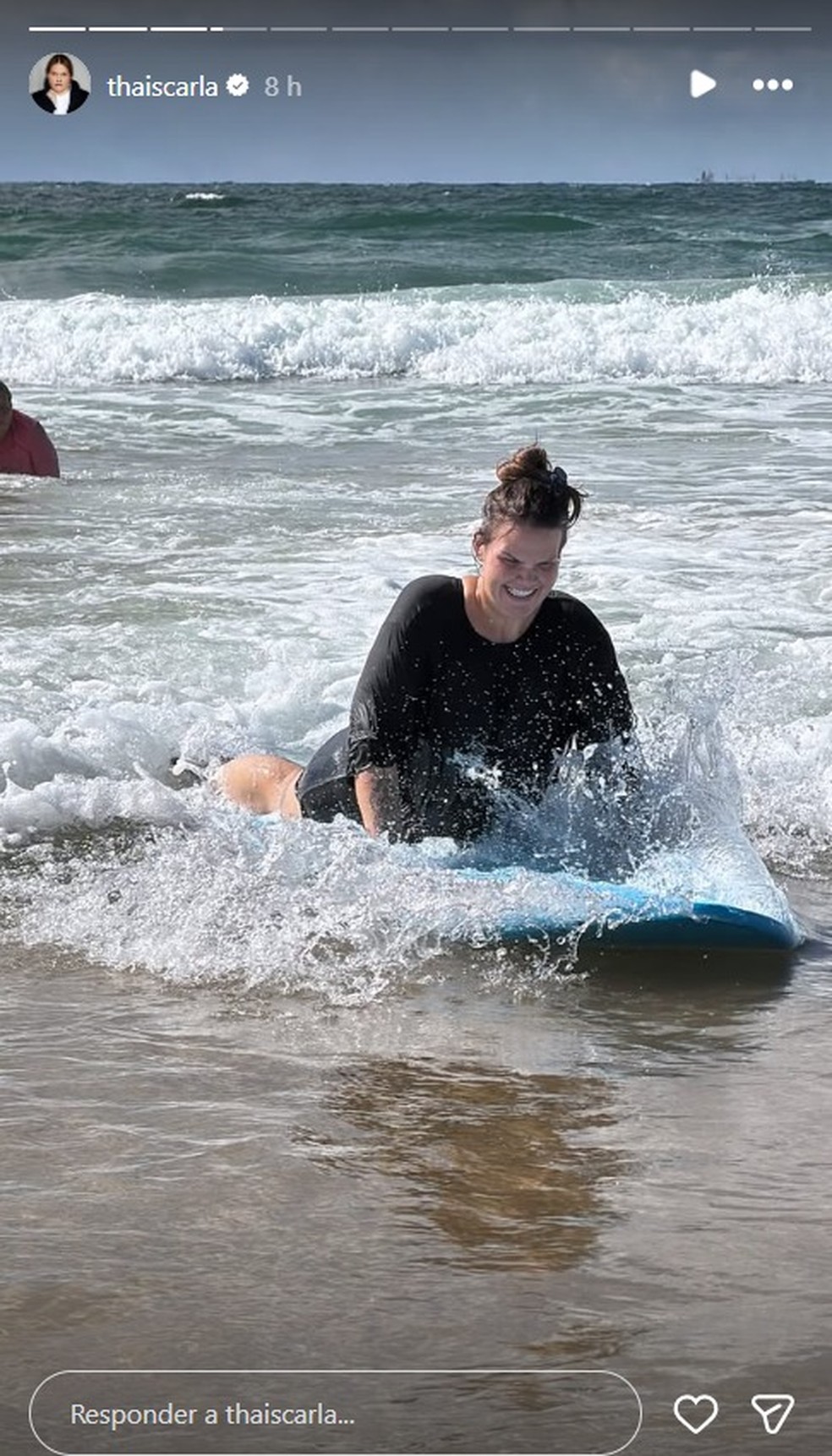 Thais Carla encara aula de surf — Foto: Reprodução/Instagram