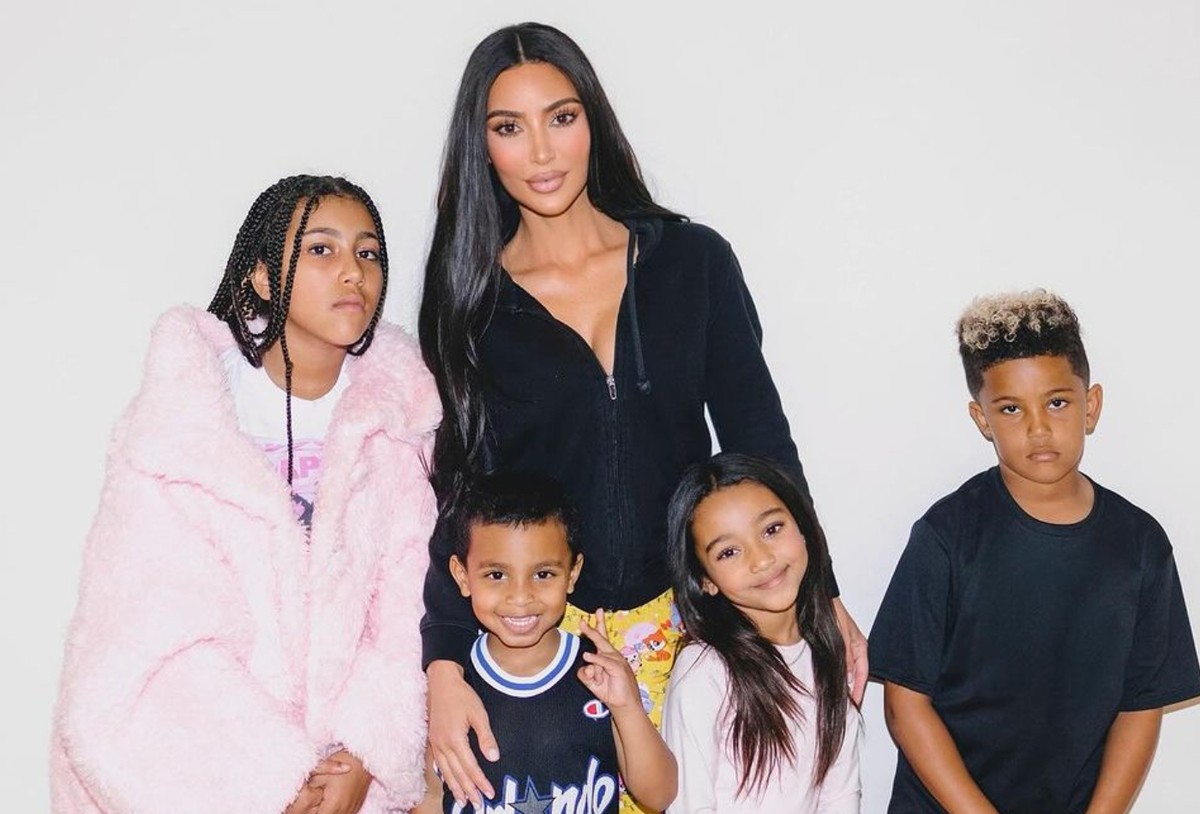Kim Kardashian desabafa sobre expectativa e realidade de ser mãe