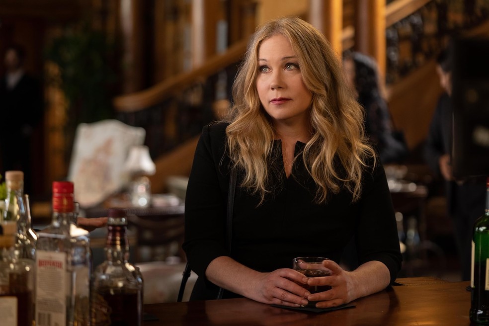 Christina Applegate em cena de 'Disque Amiga para Matar' (2019-2022) — Foto: IMDB