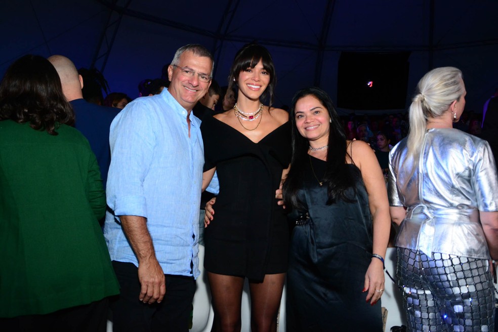 Bruna Marquezine e os pais, Telmo e Neide — Foto: Webert Belicio/AgNews