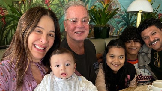 Luiz Fernando Guimarães aproveita café da manhã com a família, Claudia Raia e o caçula da atriz 