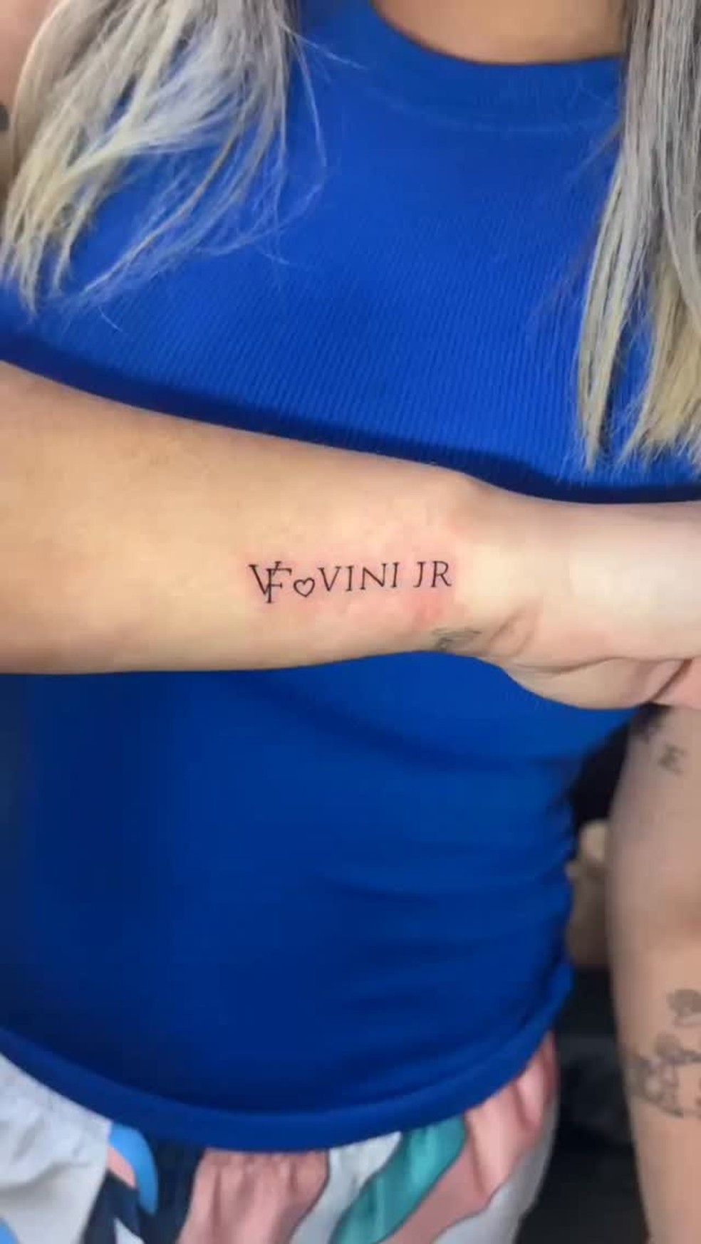 F&atilde; faz tatuagem em homenagem a Virginia Fonseca e Vini Jr. &mdash; Foto: Reprodu&ccedil;&atilde;o/ Instagram