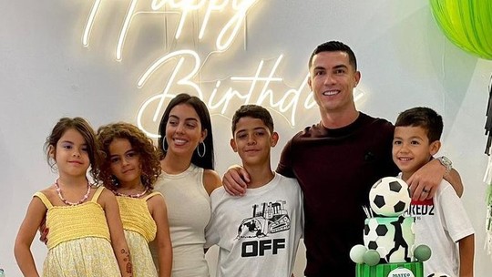 Cristiano Ronaldo parabeniza filhos gêmeos com clique em família: 'Papá tem muito orgulho'