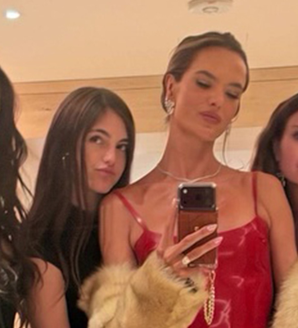 Anja Ambrosio e a mãe, Alessandra Ambrosio, em after do desfile da Victoria's Secret Fashion Show — Foto: Reprodução/Instagram