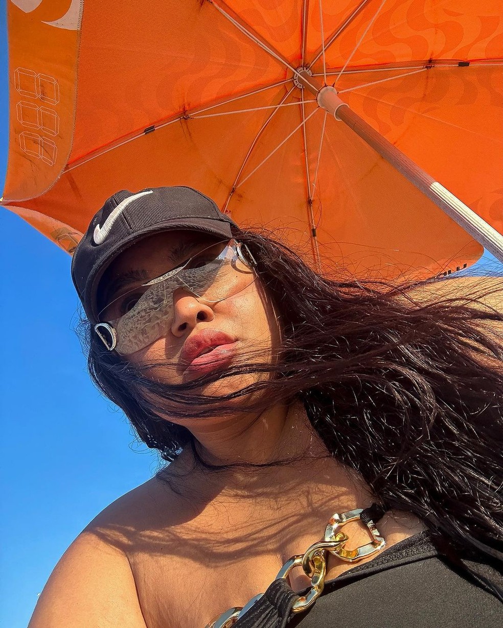 Rízia Cerqueira se refresca em praia — Foto: Reprodução / Instagram