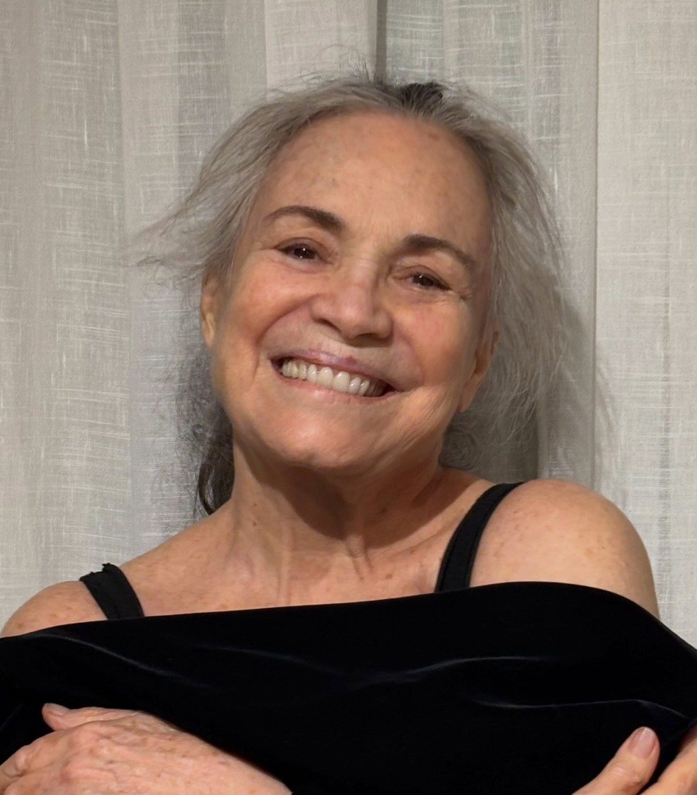 Regina Duarte mostra cabeleira grisalha cheia de fiozinhos novos — Foto: Reprodução/Instagram
