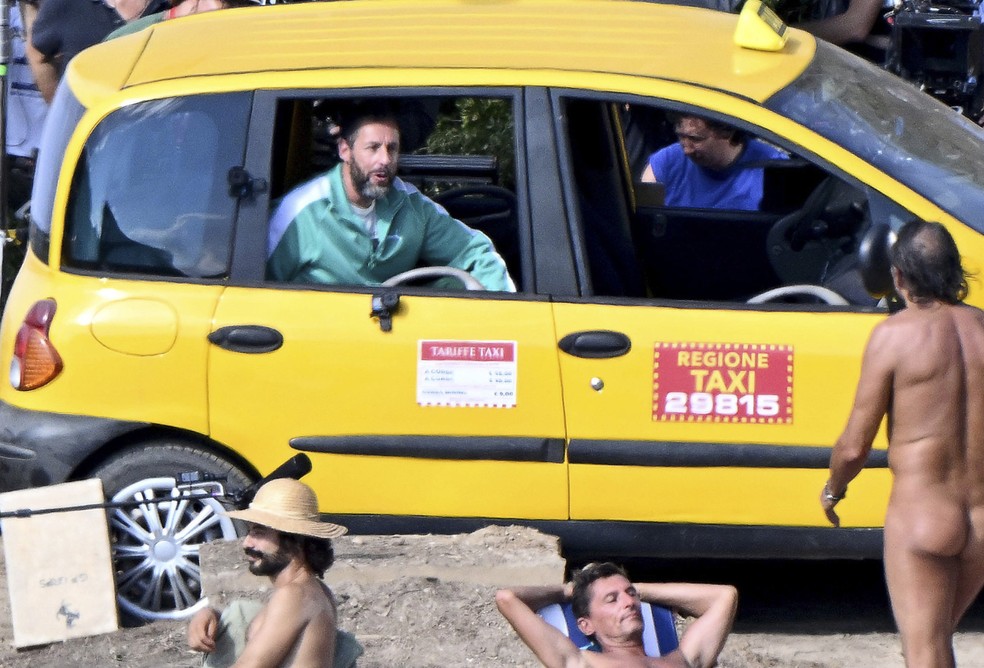 Adam Sandler grava cena em praia de nudismo na Itália — Foto: The Grosby Group