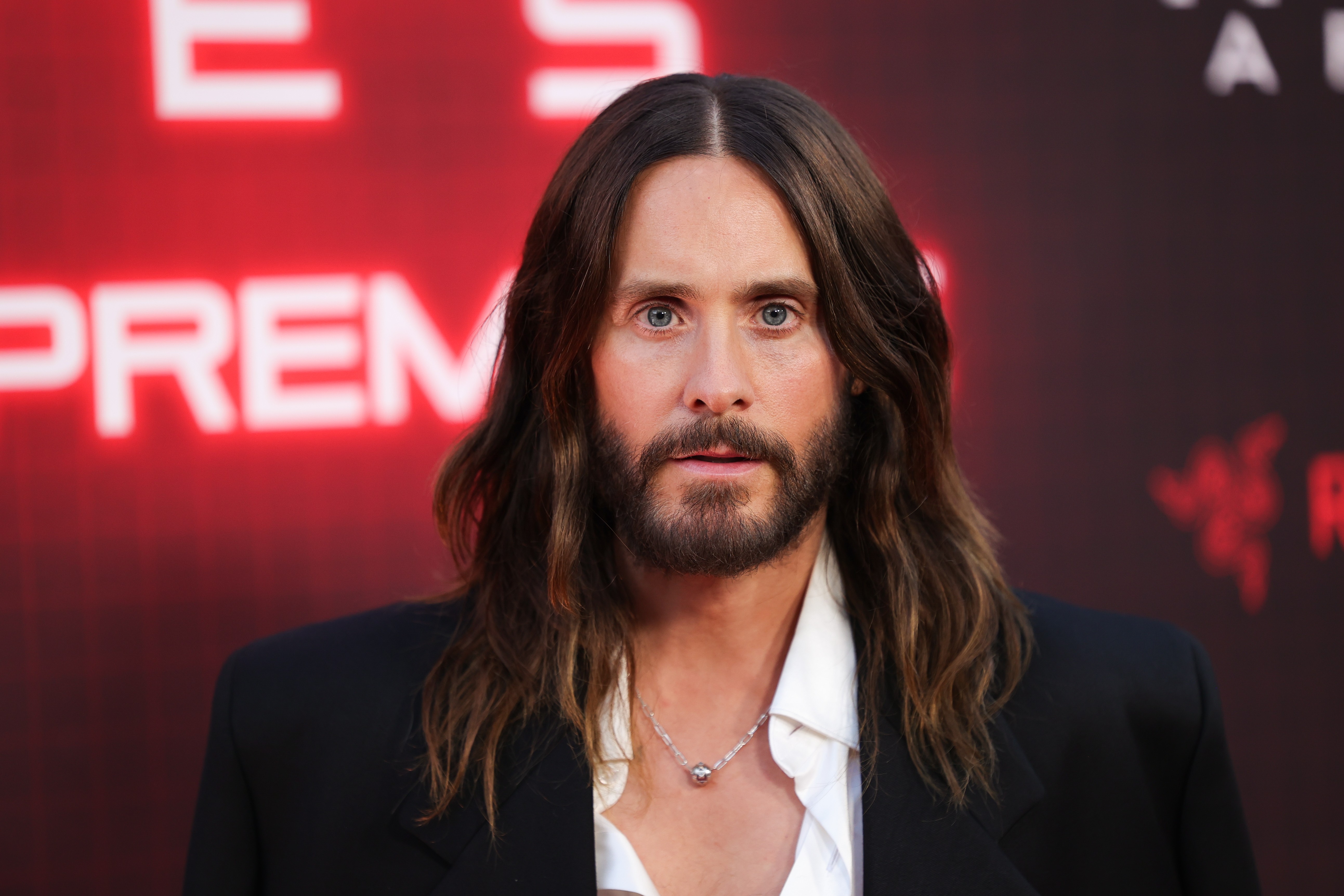 Jared Leto é acusado de crimes sexuais por 4 mulheres, que seriam adolescentes na época