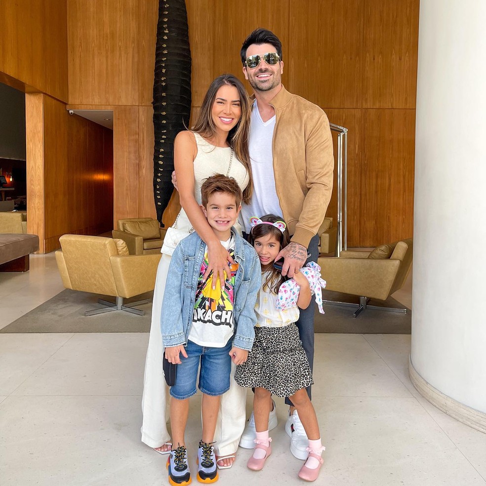Adriana, Rodrigão e os filhos — Foto: Reprodução do Instagram