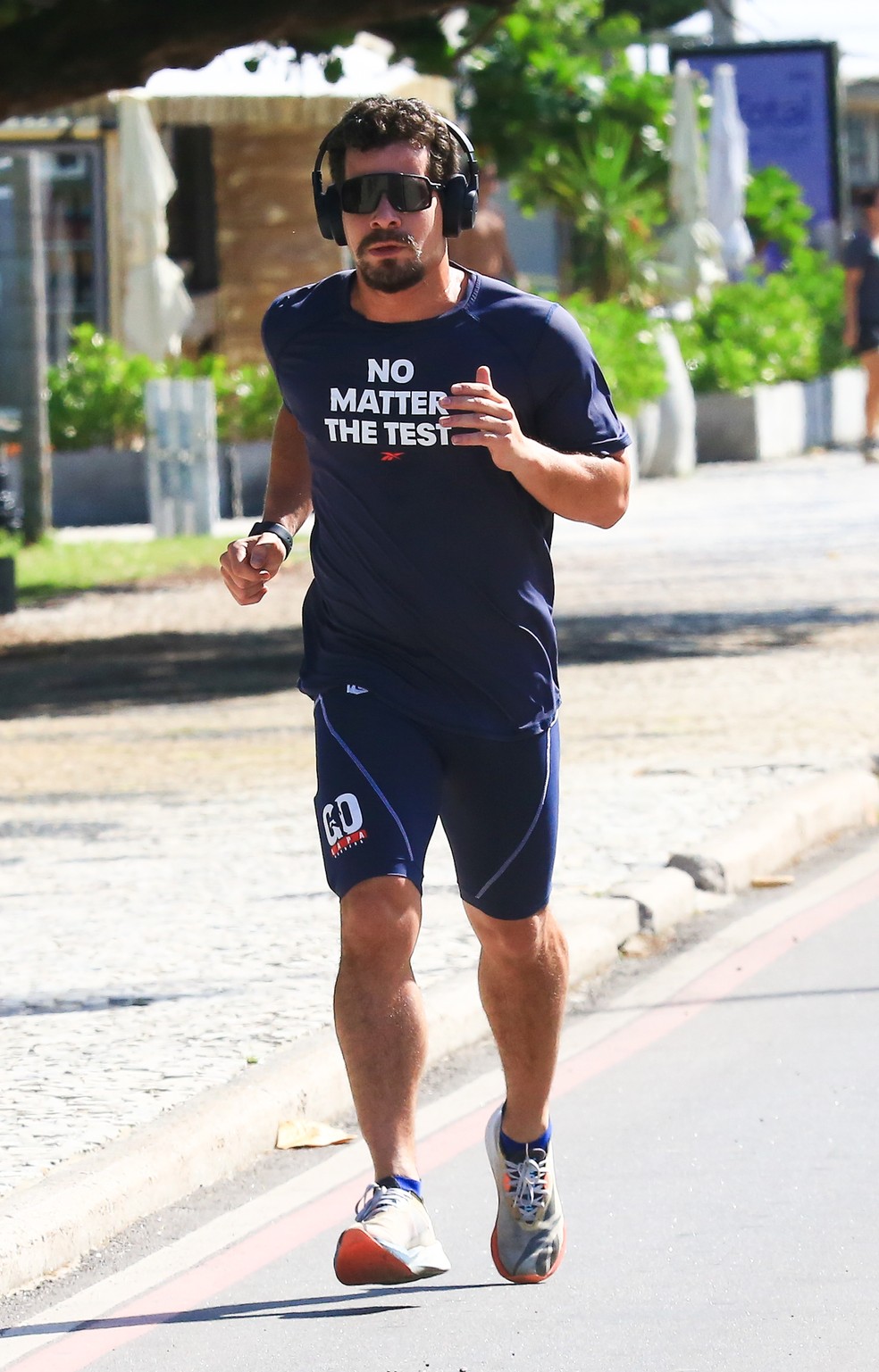 Thiago Martins correndo na orla da Barra da Tijuca &mdash; Foto: Fabr&iacute;cio Pioyani/ Agnews