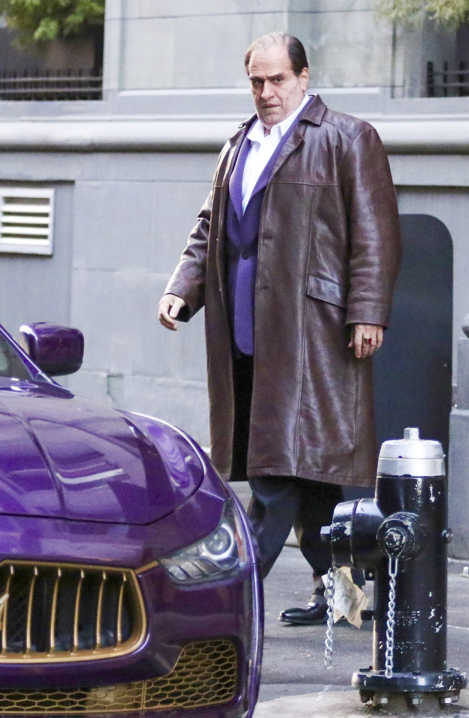 Colin Farrell surge completamente irreconhecível durante as filmagens da série 'The Penguin'  — Foto: Grosby