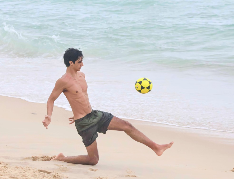 Márcio Garcia vai à praia com o filho mais velho — Foto: Dan Delmiro / Agnews