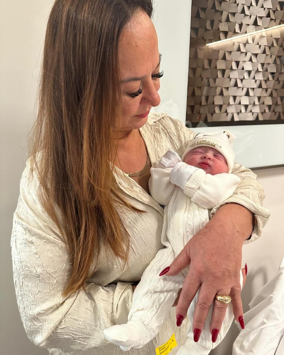 Mãe de Neymar compartilha novos cliques de Helena e se derrete pela neta