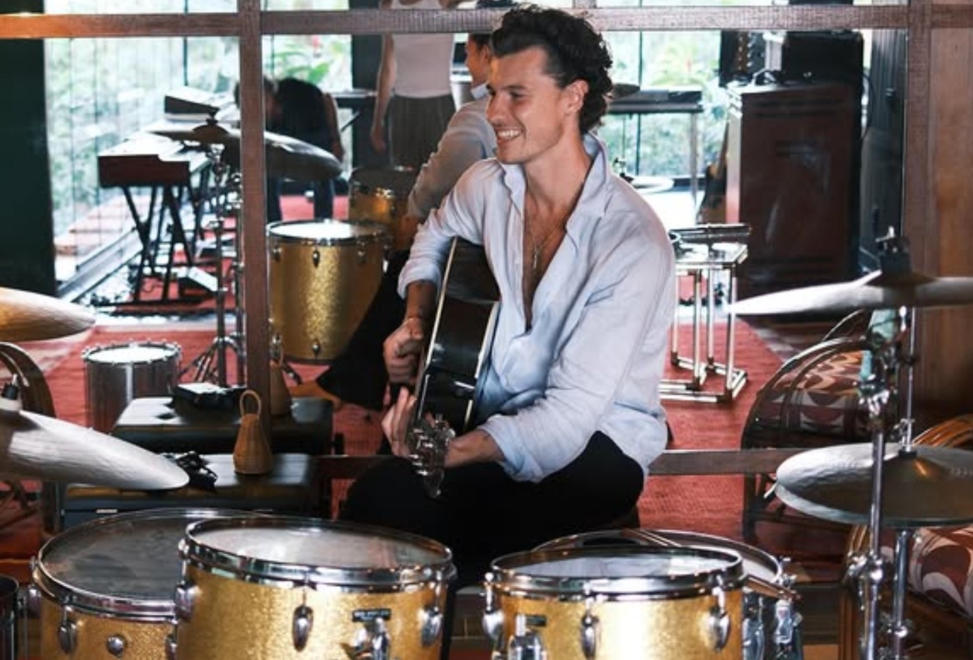 Detalhes do estúdio de Shawn Mendes aparece em estúdio com produtor no Rio de Janeiro