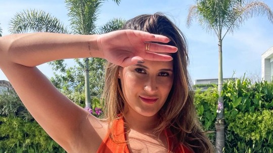 Filha de Fátima Bernardes usa biquíni laranja em dia quente