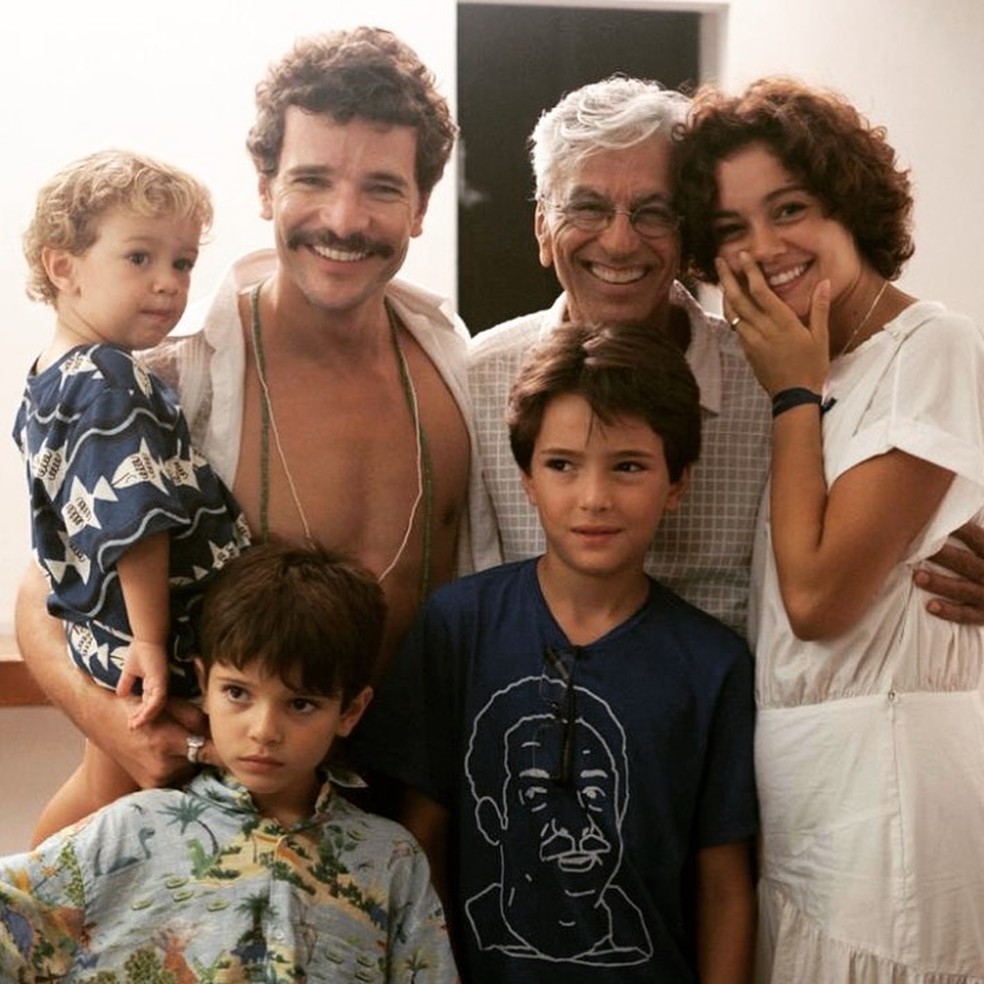 Daniel de Oliveira com os filhos, Caetano Veloso e Sophie Charlotte — Foto: Reprodução do Instagram