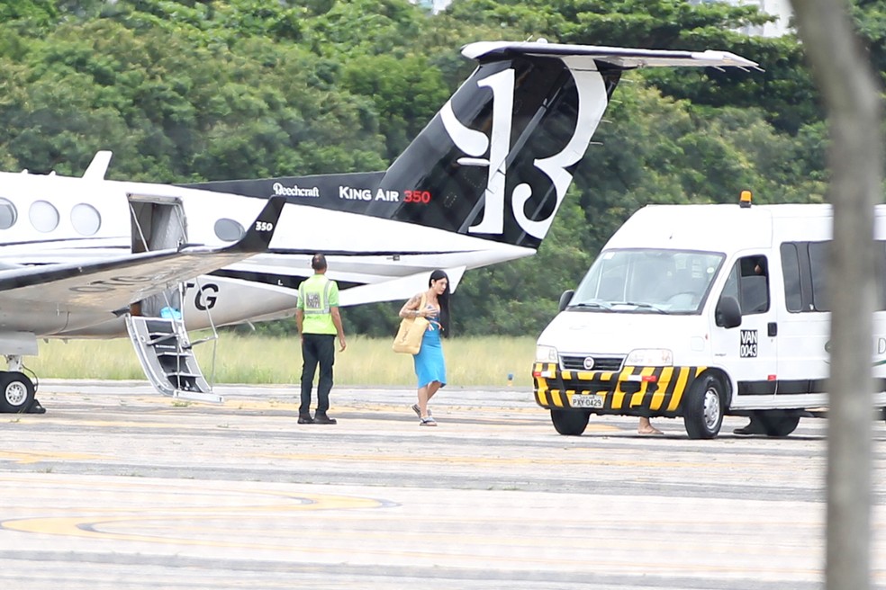 Belo desembarcou com Ray Figliuzzi de jatinho — Foto: Agnews