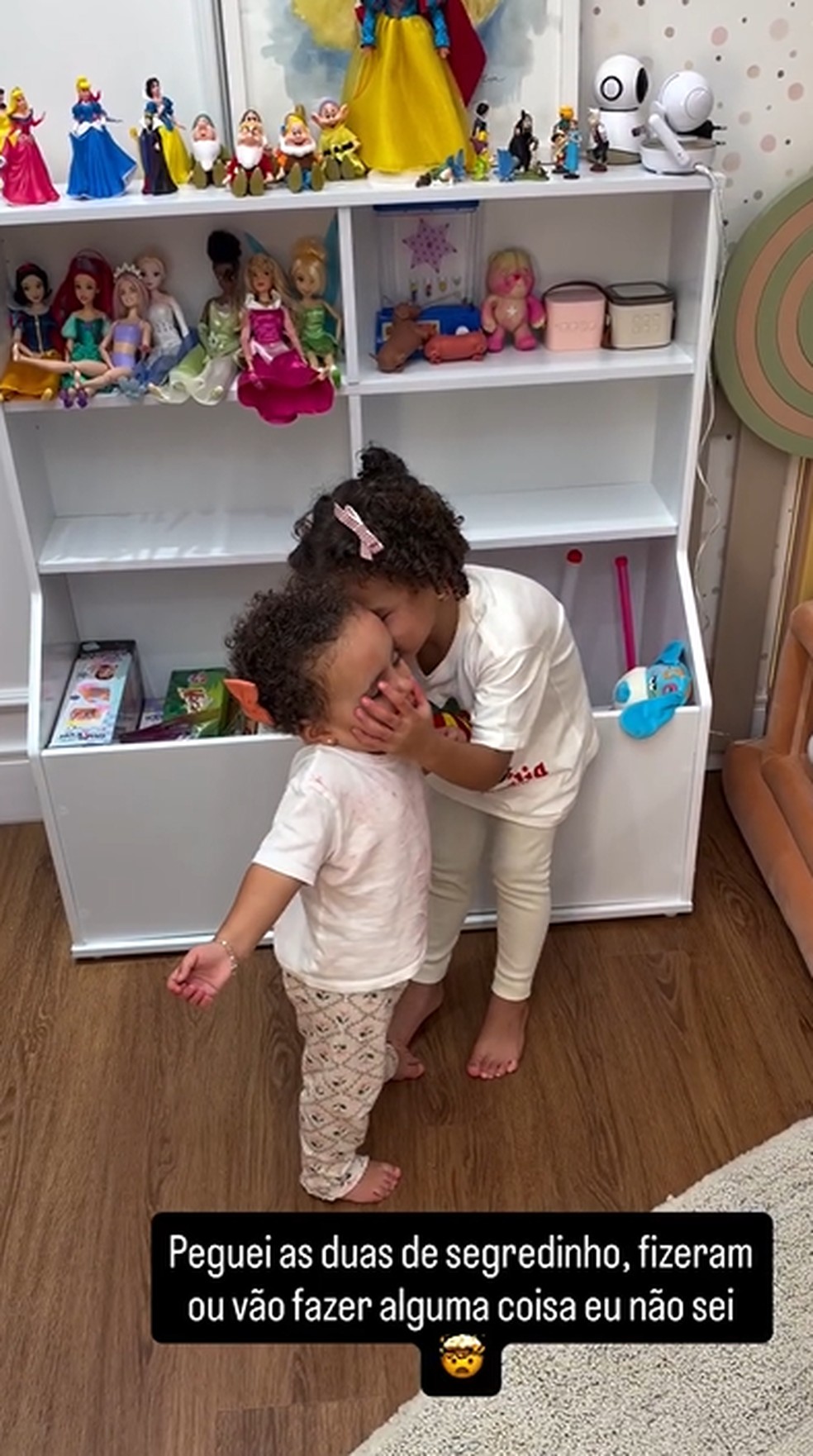 Neymar flagrou as filhas, Mavie e Mel, de segredinho — Foto: Reprodução/Instagram