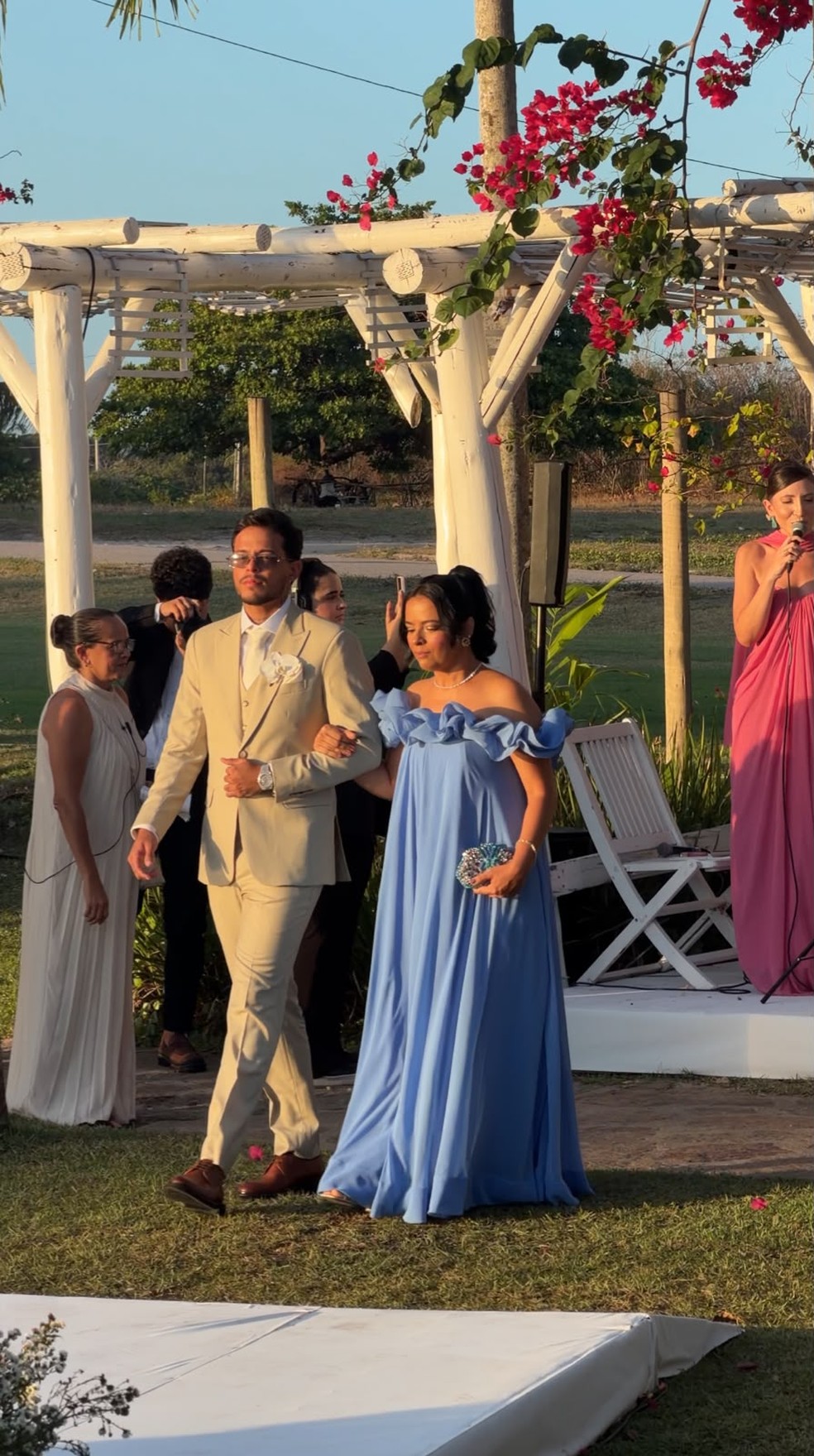 Felipe Amorim e a mãe no altar — Foto: Divulgação