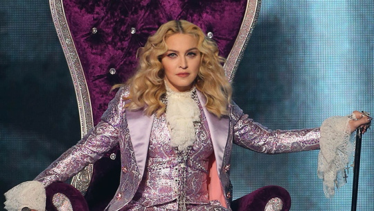 Madonna: web resgata vídeos de 'patadas' da cantora em jornalistas