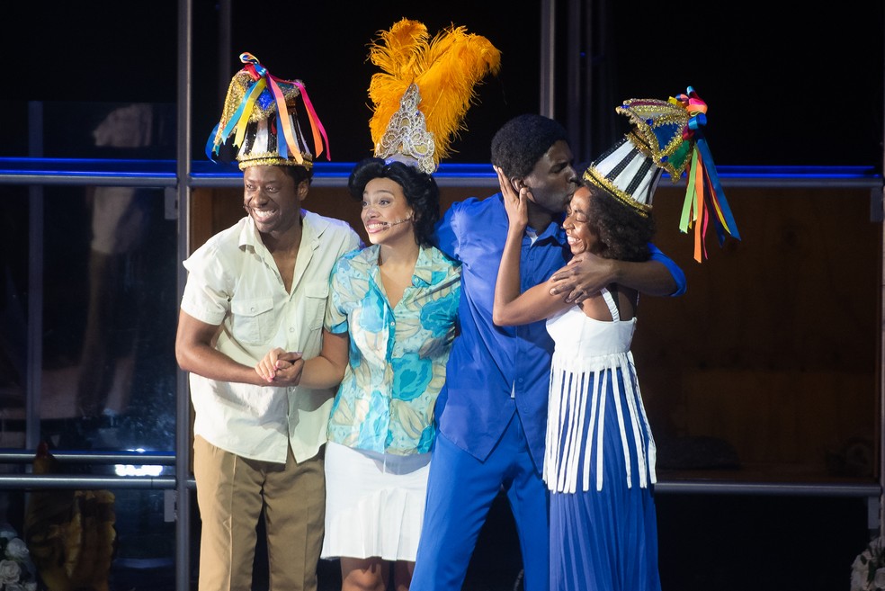 Cena de 'O Neguinho da Beija-Flor – Musical' — Foto: Letycia Miller/BrazilNews