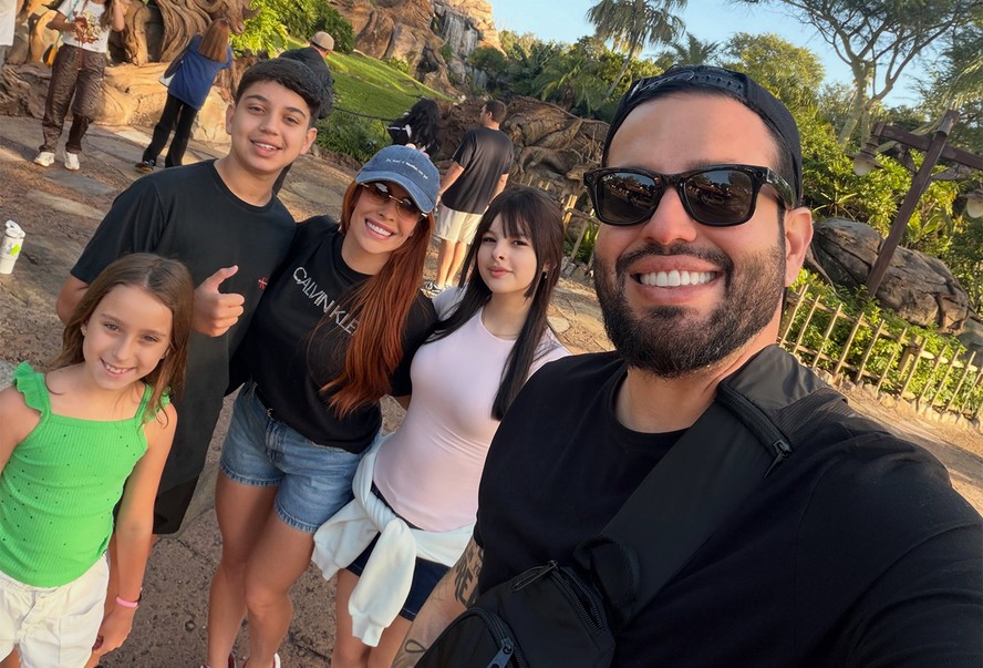 Jaquelline Grohalski curte a Disney com a filha, Isabella Grohalski, o namorado, Genilson Farias, e afilhados