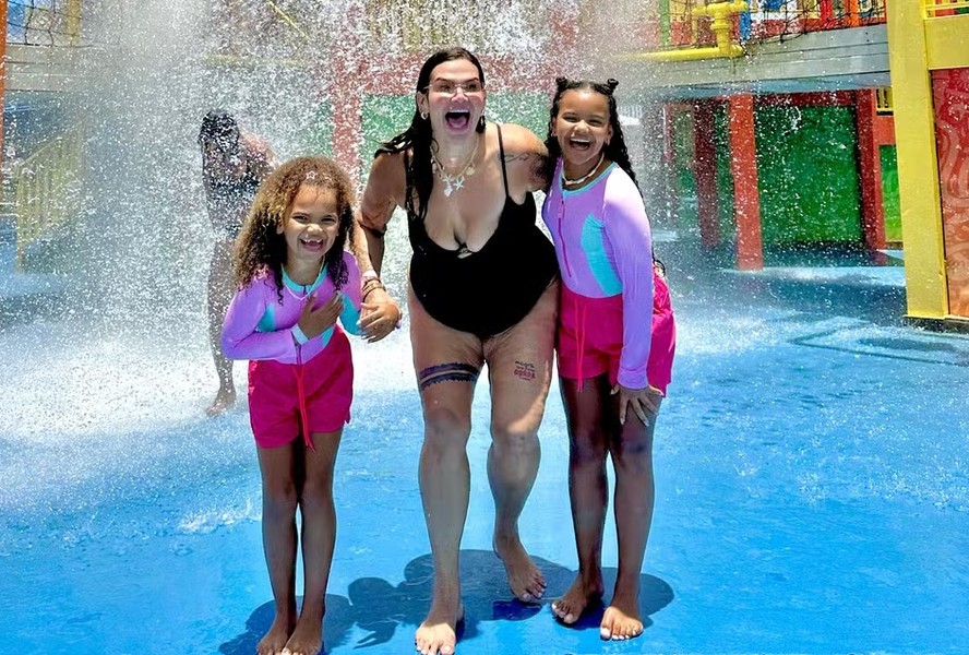 Thais Carla e as filhas