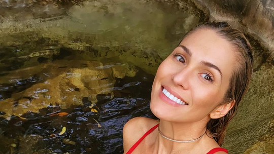 Livia Andrade se refresca em cascata usando biquíni vermelho: 'Na cor da minha paixão'