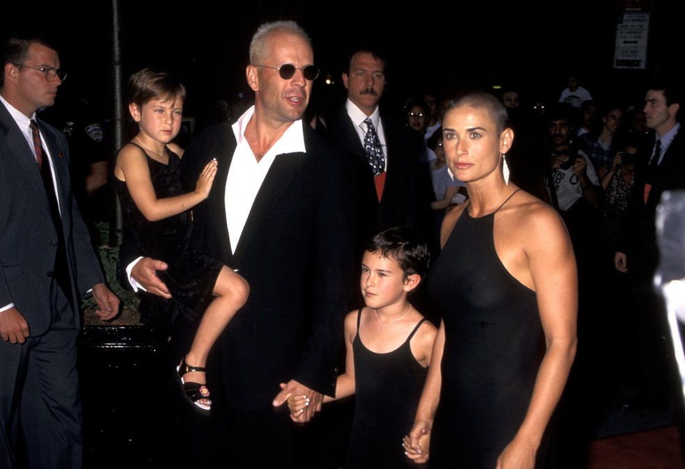 Bruce Willis e a então mulher, Demi Moore, com as filhas do casal: Tallulah e Rummer, na première de Streaptease, em 1996 — Foto: Ron Galella/Ron Galella Collection via Getty Images
