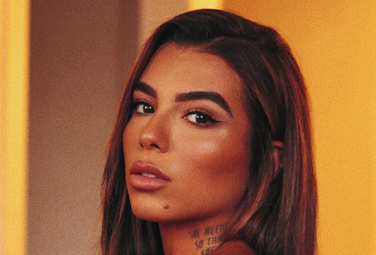 Petra Mattar posa nua para mostrar bronzeado e exibe tattoo íntima; confira