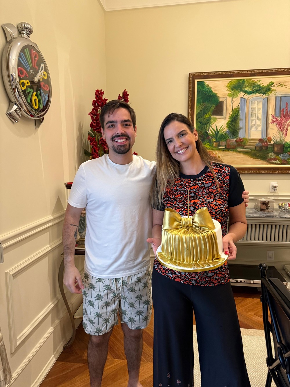 O apresentador João Silva sorrindo durante evento público.