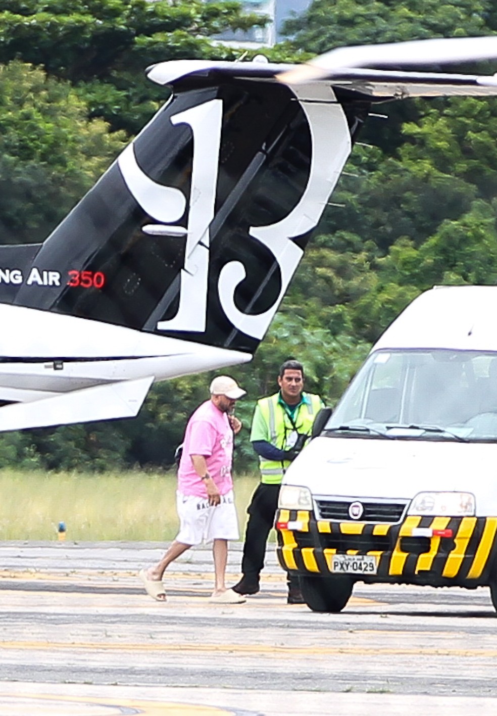 Belo desembarcou com Ray Figliuzzi de jatinho — Foto: Agnews