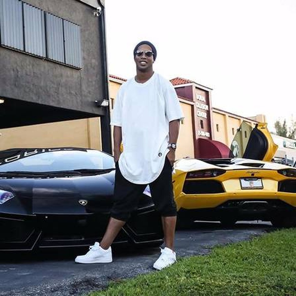 Ronaldinho Gaúcho com carros de luxo — Foto: Reprodução: Instagram