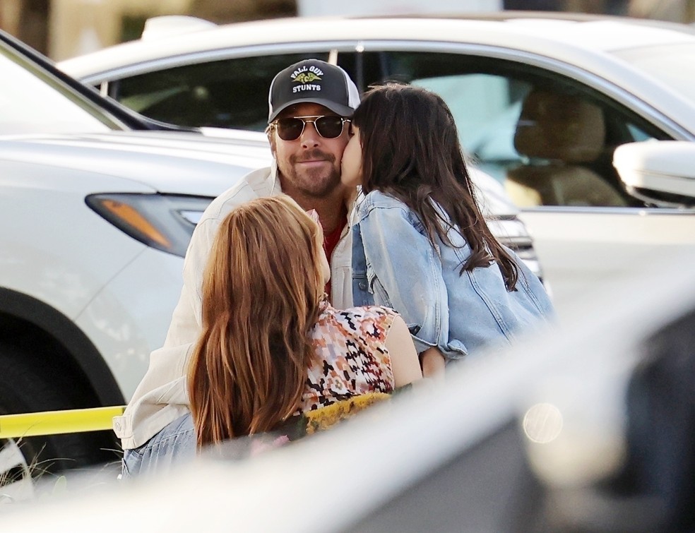 Ryan Gosling e Eva Mendes fazem passeio em família — Foto: Grosby Group