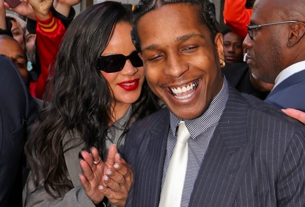 A$AP Rocky e Rihanna deixam tribunal sorridentes após rapper ser declarado inocente em julgamento por 'tiroteio' — Foto: The Grosby Group
