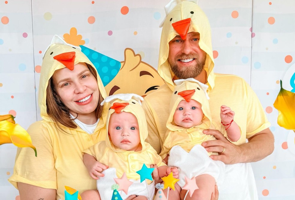 Paulinha Leite e Dakota Ballard comemoram os 5 meses dos gêmeos, Ethan e Luz — Foto: Reprodução/Instagram