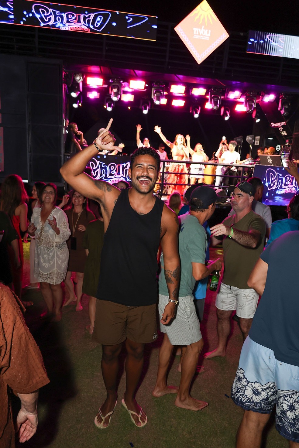Lucas Pizane curte o trio da banda Cheiro de Amor no Tivoli Tropical 2026, em Praia do Forte — Foto: Dilson Silva/AgNews