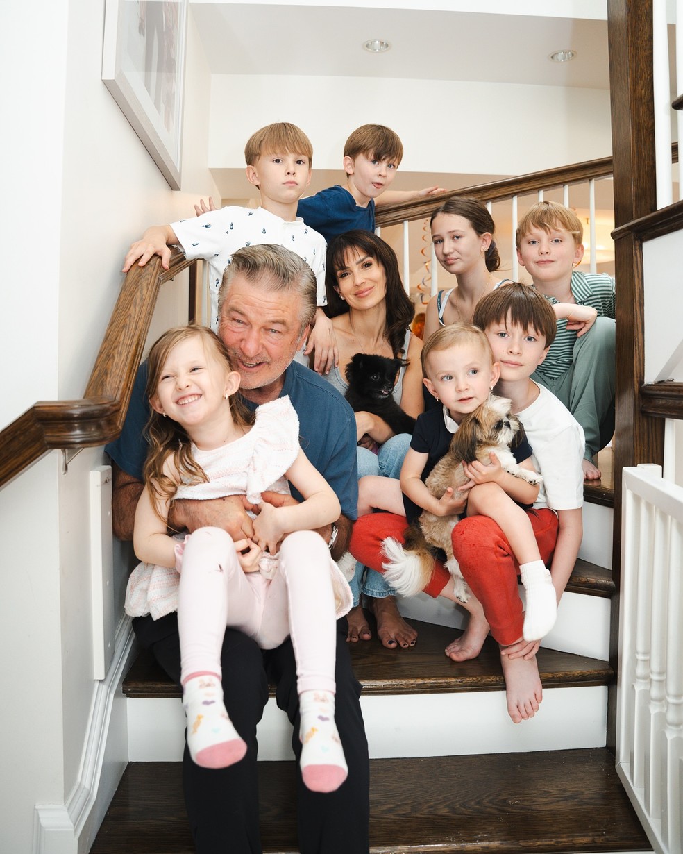 Hilaria Baldwin e Alec Baldwin com os sete filhos: Carmen, Rafael, Leonardo, Romeo, Maria Lucia, Eduardo e Ilaria — Foto: Reprodução/Instagram