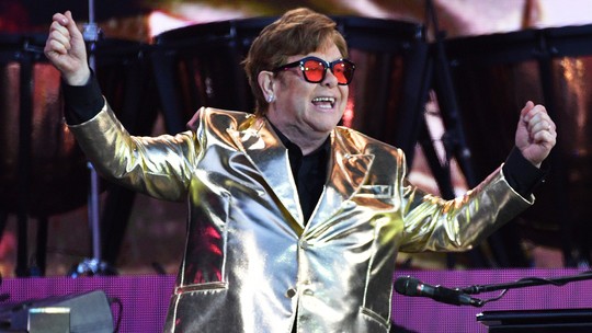 Elton John tem alta e volta para casa após ser internado por acidente doméstico