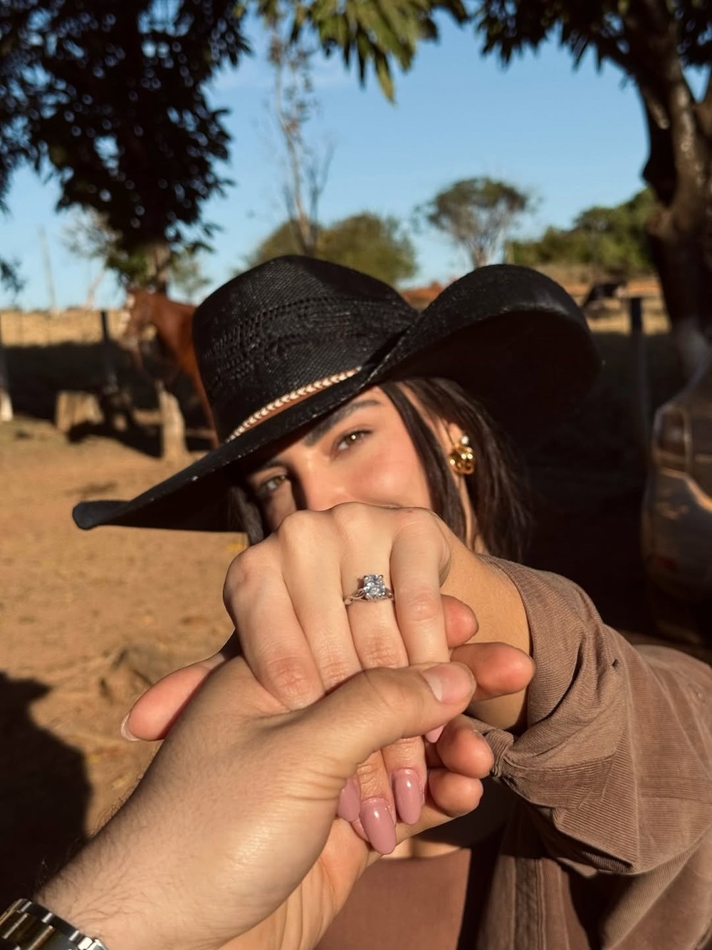 Murilo Huff pede Gabriela Versiani em casamento e dá anel de noivado de ...