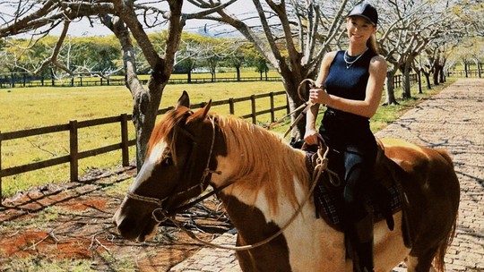 Marina Ruy Barbosa anda a cavalo e mostra cenas de vida na fazenda