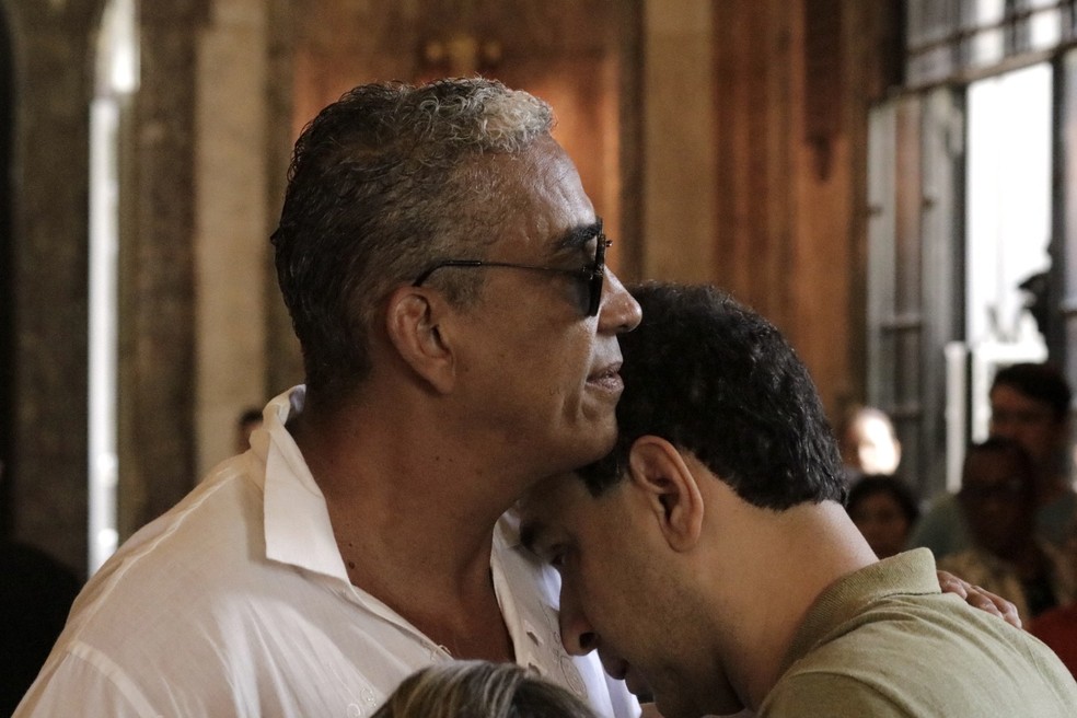 Marcelo Garcia no velório da mãe, Léa Garcia — Foto: CARLO ELIAS / BRAZIL NEWS