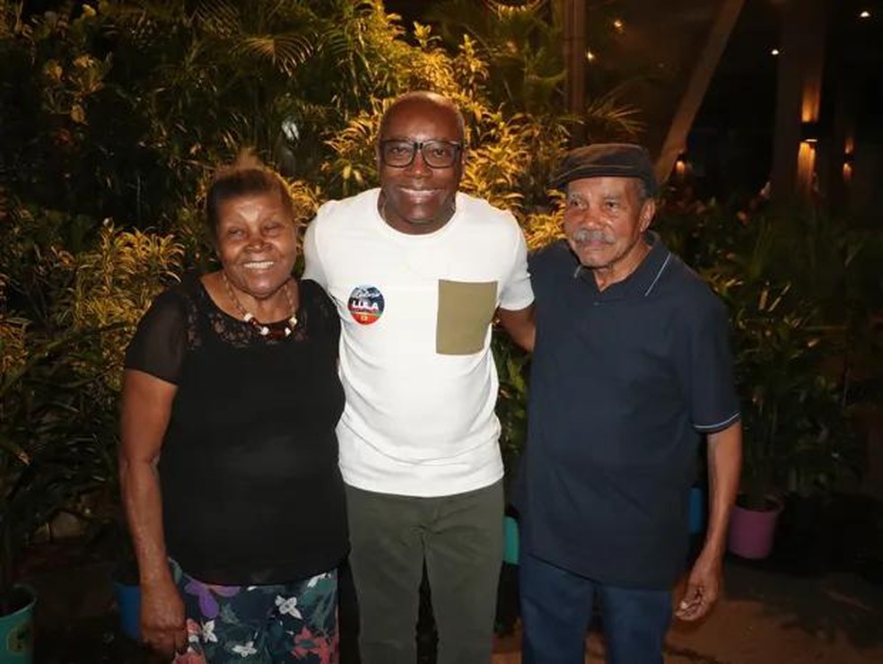Nando Cunha com os pais (Foto: AgNews) — Foto: Quem