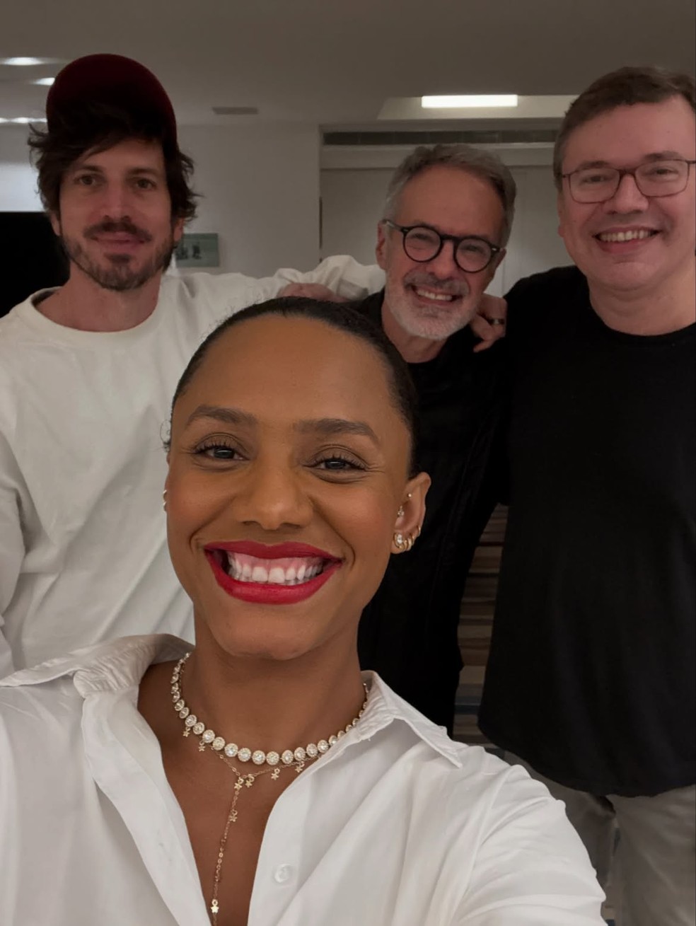 Jéssica Ellen faz selfie com os diretores Henrique Sauer e Ricardo Waddington e o autor João Emanuel Carneiro, responsáveis por 'Avenida Brasil 2' — Foto: Reprodução/Instagram