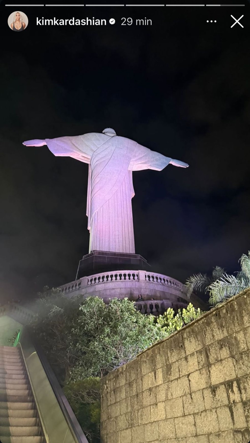 Kim Kardashian visita o Cristo Redentor durante passagem pelo Brasil — Foto: Reprodução/ Instagram