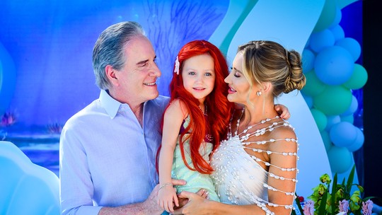 Vicky Justus aparece de Ariel em aniversário com tema 'A Pequena Sereia'