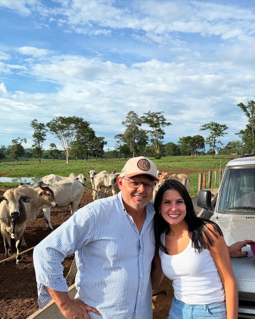 Boiadeira! Ana Castela posa com gado em dia de fazenda: 'Meu e do meu pai'