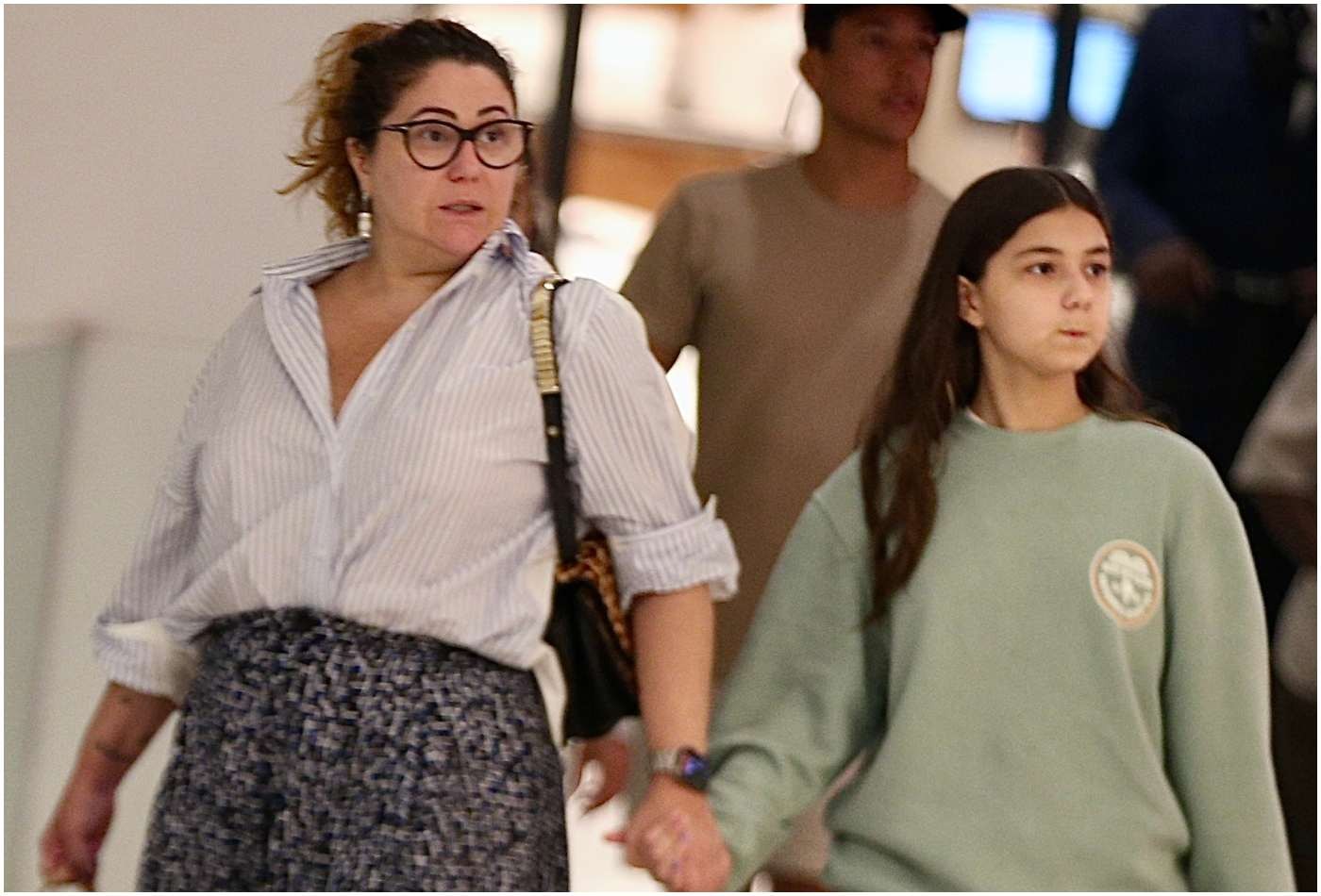 Maria Rita passeia com filha por shopping no Rio de Janeiro